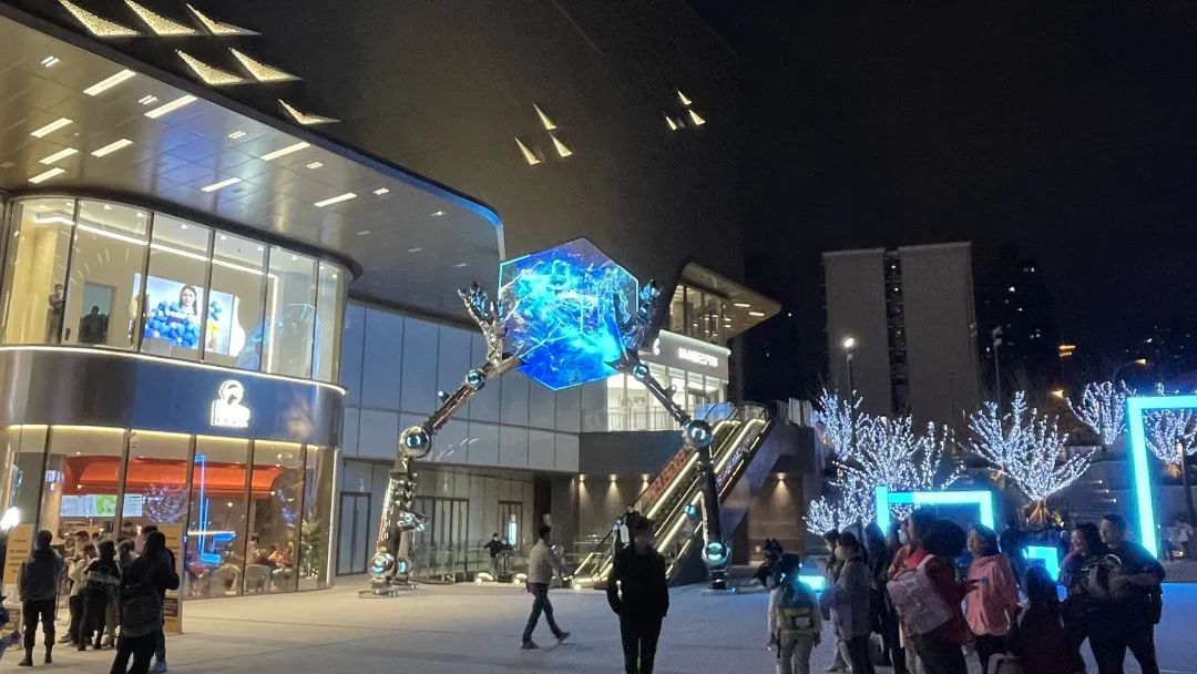 多地媒体报道！银河galaxy集团为重庆天街打造创意之王“魔方秘钥E-Box”！